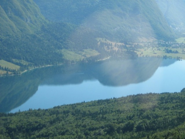 Bohinjsko jezero iz gondole na Vogel.