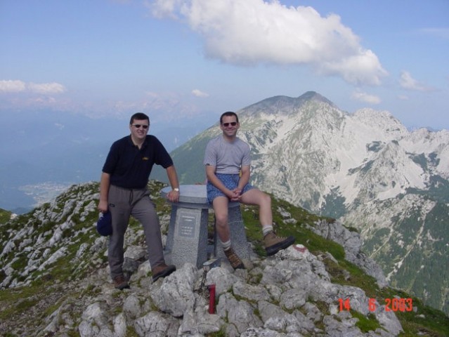 Marko in Andrej na vrhu Begunjščice, v ozadju Stol.