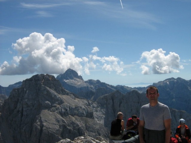 Moj kolega Marko in Triglav v ozadju.