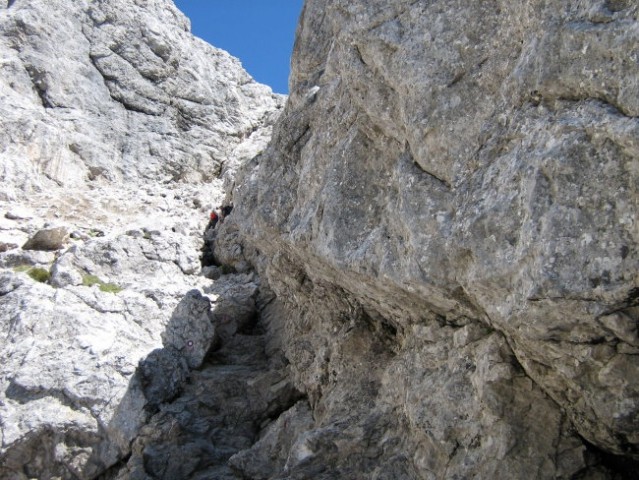 Slovensko smer na Prisojnik objemajo velike skalne gmote, ki vzbujajo spoštovanje.