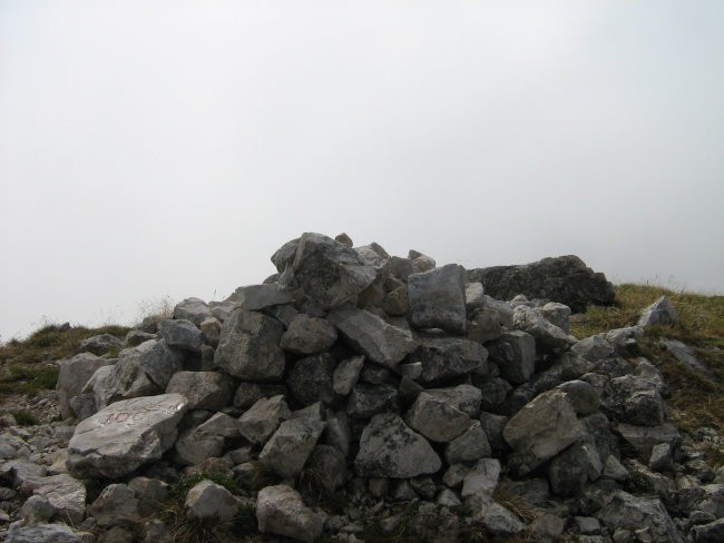 Velik skalni možic na vrhu Velikega Draškega vrha.