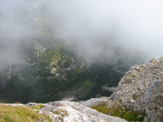 Prepadna stena Velikega Draškega vrha. Pogled v Krmo.