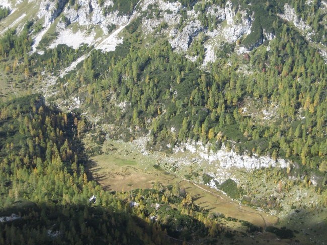 Malo polje pod Mišelj vrhom z značilnim potočkom, ki se vije levo desno.