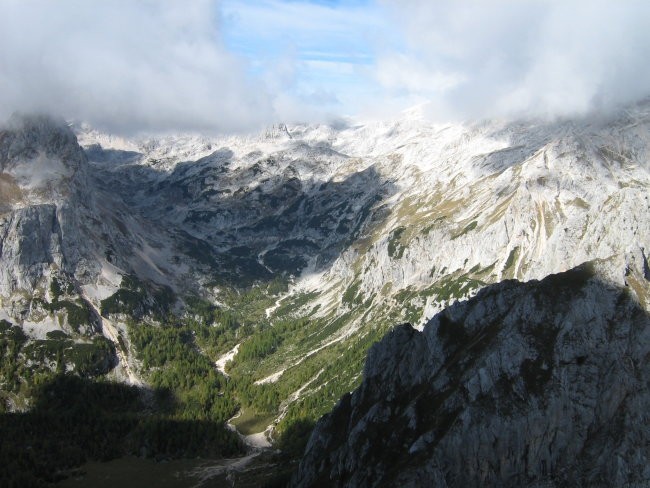 Velska dolina, levo Mišelj vrh desno Triglavski masiv.