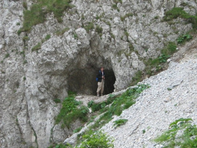 Bornova tunelčka sta vsekana v živo skalo.