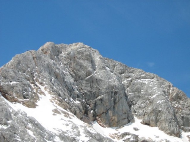 Sneg se je obdržal le tam, kjer je speljana plezalna pot iz Kredarice na Triglav.
