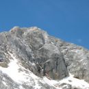 Sneg se je obdržal le tam, kjer je speljana plezalna pot iz Kredarice na Triglav.