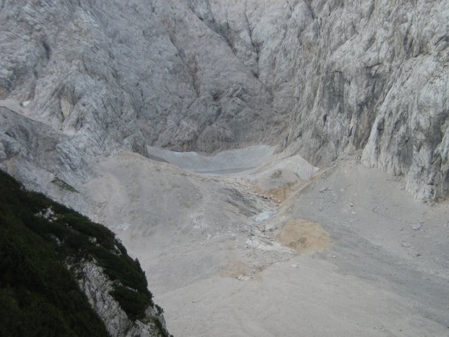 Še zadnji ostanki nekoč velikega ledenika pod Skuto.