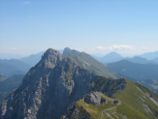 Košuta, 10 kilometrski greben, ki se konča z Košutnikovim turnom, nad Jezerskim.