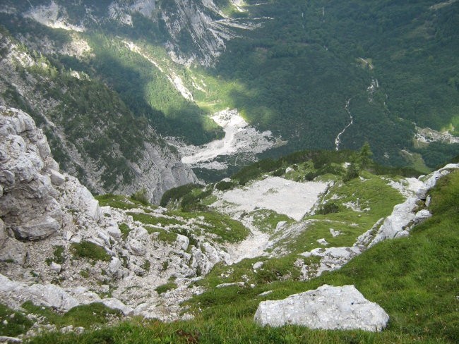 Zadnjica, kilometer nižje.