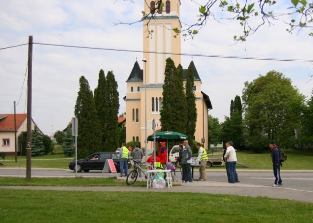 Časovna postaja v Moravskih Toplicah - zadaj evangeličanska cerkev