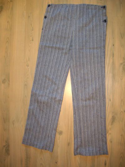 Doma sešite hlače iz raztegljivega jeans blaga ustrezajo št. S; cena: 2 eur