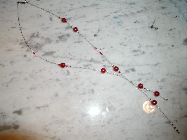 Verižica (rdeče perle v kombinaciji z  belimi)
