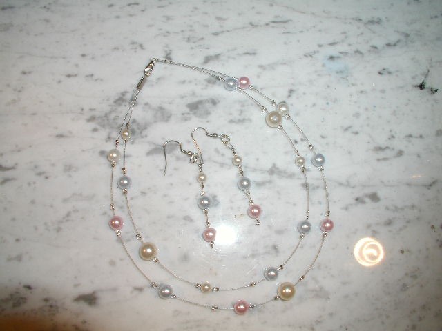 Ogrlica in uhani (svetlo roza, modre in biserne perle)