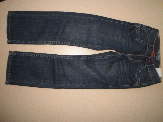 Jeans št. 128, na regulacijo v pasu, nove, cena 7 eur, zelo mehke