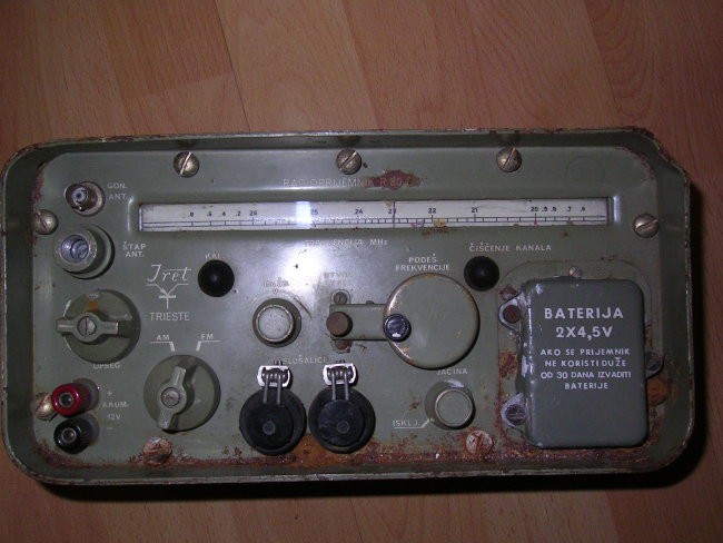 Radijski sprejemnik R 80 T, proizvajalec IRET Trst, ser. številka 2561. 