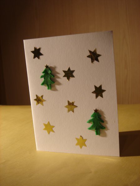 3 Uporabljeni materiali: - karton - zlate zvezdice -smrekice iz plastelina z bleščicami
