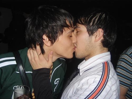 Boyz kissing :D - foto