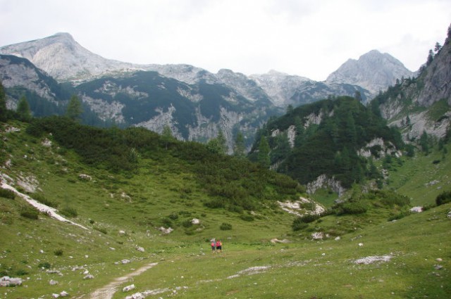 Prihajamo do Planine Jezerce.
V ozadju levo Debeli vrh, desno Škednjovec