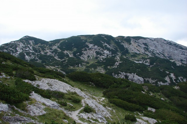 Od leva proti desni: Tolsti vrh, Deska,
ne vidi se Lastovec