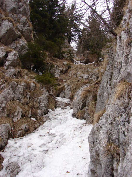 Začetek plezalne poti na Veliki rogatec