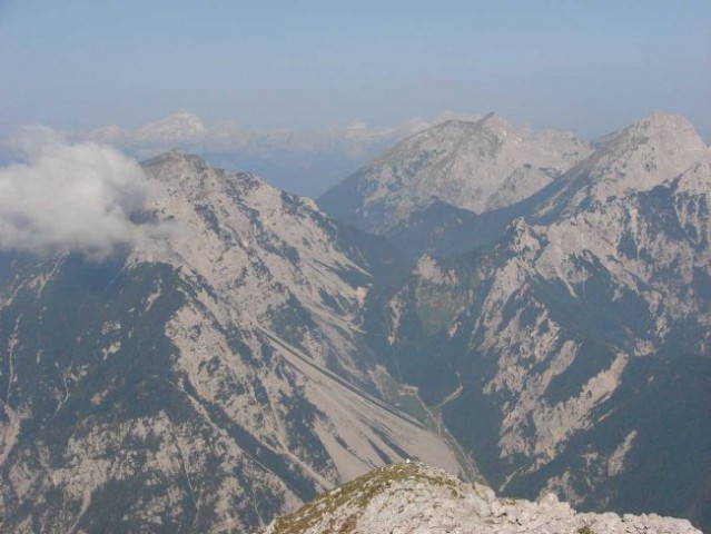 Pogled proti zahodu -zanimivo, Veliki vrh, Begunjščica in Triglav poravnani