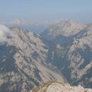 Pogled proti zahodu -zanimivo, Veliki vrh, Begunjščica in Triglav poravnani