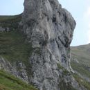 Skulpture nad potjo na planino Pungrat