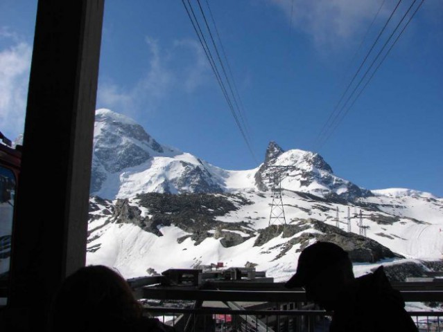 Z gondolo na Klein Matterhorn, levo Breithorn, naš aklimatizacijski cilj.