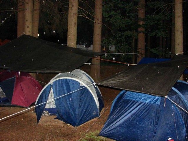 Ko smo postavili šotove v Chamonixu, je pričelo deževati.
