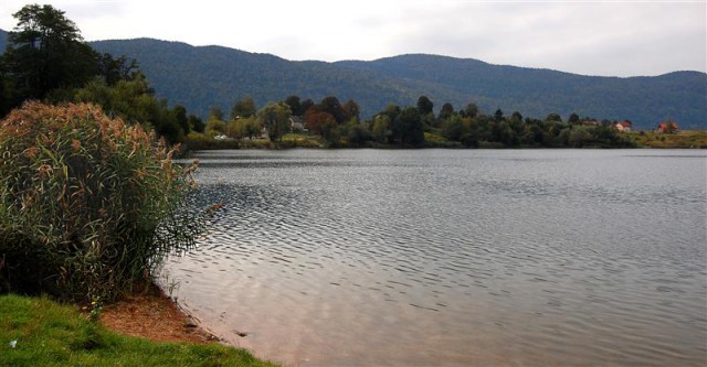 Kočevsko jezero v jeseni... - foto