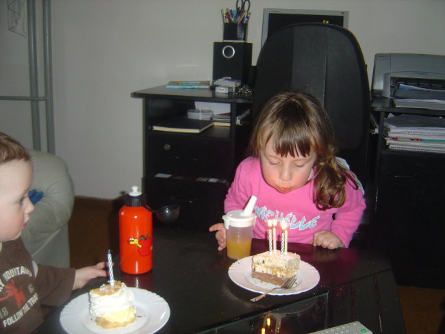 Ana je tudi pri nas pihala svečke. Ampak sem bil tako siten, da so tudi meni morali dati s