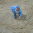 ... ker je prejšnji dan deževalo, preverjam če se pesek ni slučajno pokvaril...