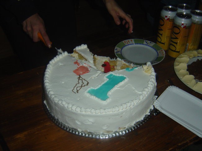 Še ena torta za prvi rojstni dan (pri dediju).