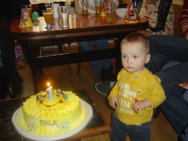 Moj prvi rojstni dan in prva svečka.
