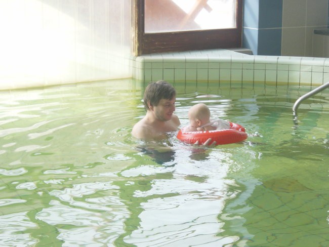 Iva prvič  v bazenu, z očkom
