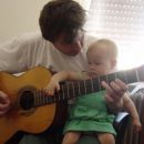očka me uči igrat kitaro