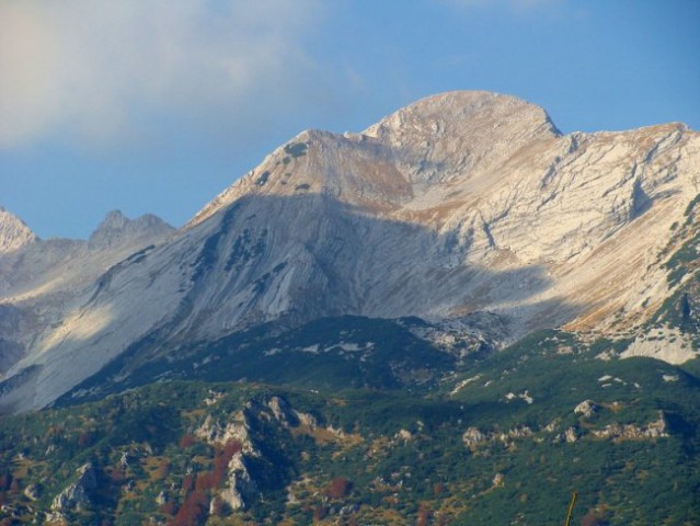 VRH NAD ŠKRBINO, LEVO OD VRHA ŠKRBINSKA PLOŠČA, DESNO STENA MEJE