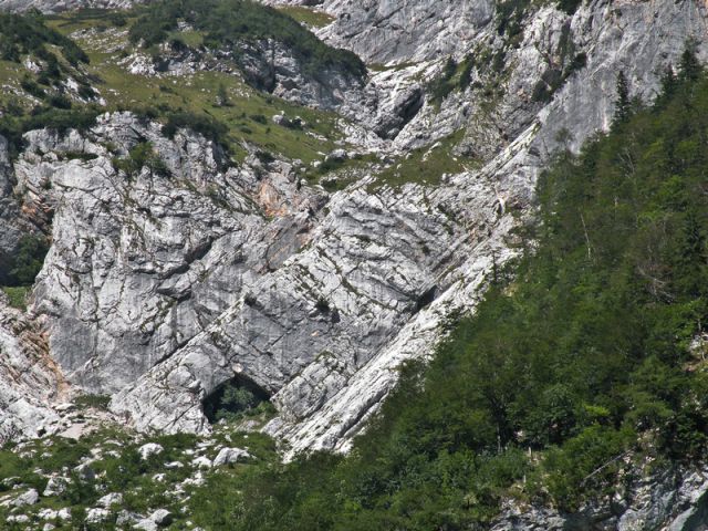 Smer poteka po svetli rampi na desni