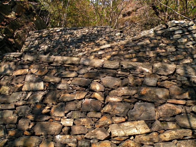 Pristop do naslednje stene po ostankih nekdanje vojaške linije, linea cadorna