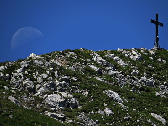 Vrh zermule in nema opazovalka luna