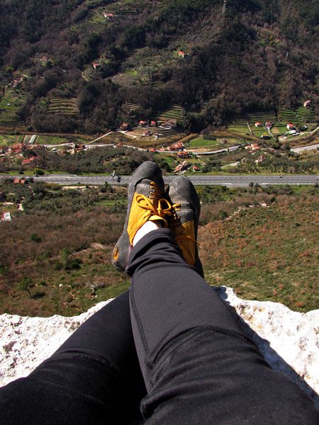 siesta na vrhu stene