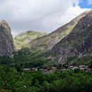 skok v sosednjo dolino maira, obisk slikovite stene rocca provencale