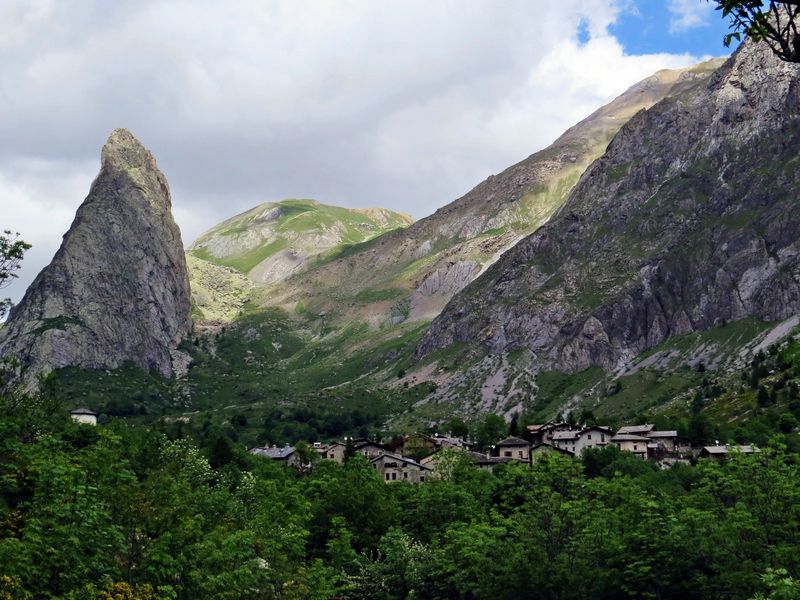 skok v sosednjo dolino maira, obisk slikovite stene rocca provencale