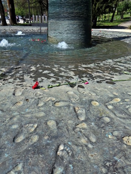 Spomin in opomin, otroška stopala rojena in pogubljena ker...