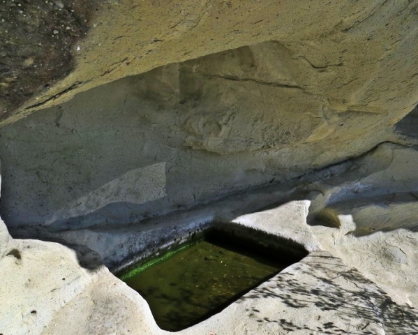 Skrivališča vklesana v peščenjak