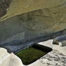 skrivališča vklesana v peščenjak