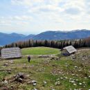 planina podvežak z veliko planino v ozadju