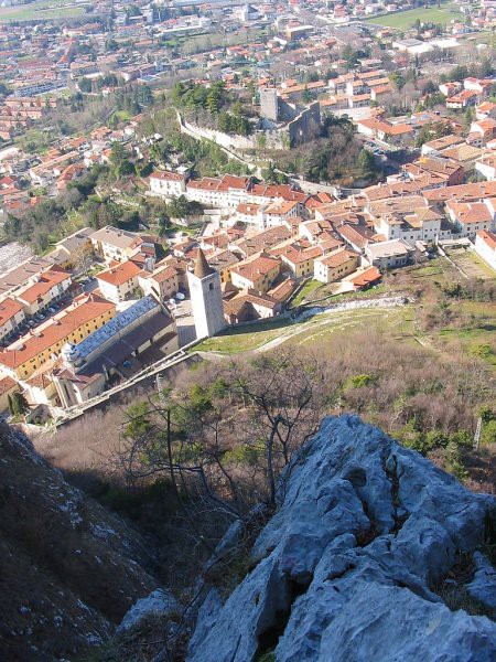 pogled z raza proti mestu Gemona, mesto je bilo porušeno skoraj  v potresu leta 1976