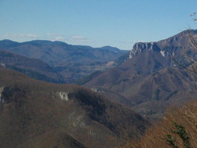 V daljavi Loška stena 